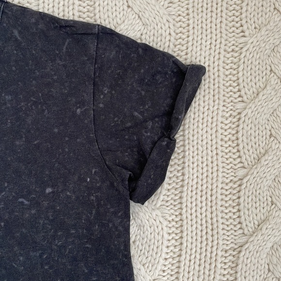 ⚡️3 for $20⚡️ American Eagle Speckled Black Rolled Sleeve T-Shirt - Picture 3 of 8